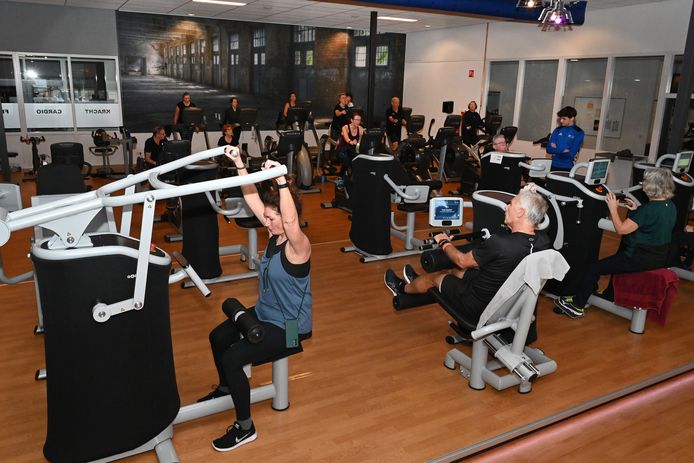 Sporters in actie bij 1.2.b-fitt Sport- en gezondheidscentrum in Cuijk.