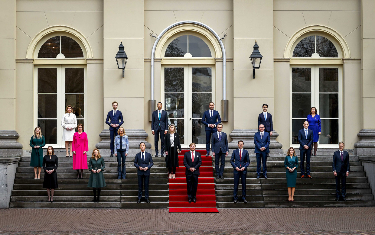 Het nieuwe kabinet-Rutte IV op het bordes van Paleis Noordeinde.  Beeld ANP