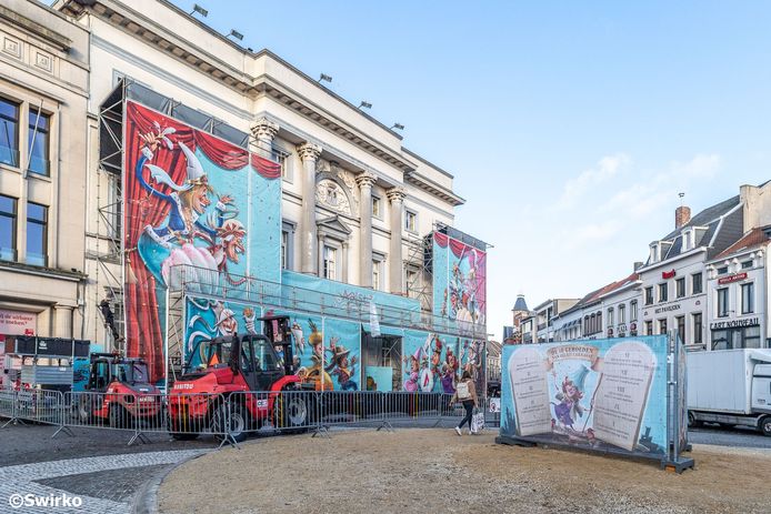 Op de Grote Markt is de opbouw van het carnavalsdecor begonnen.