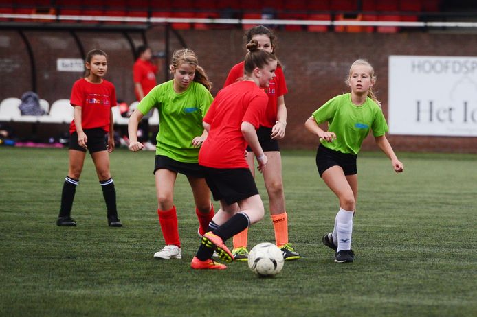 Sportdag van Bornse basisscholen op de kunstgrasvelden van de Blauwwitters en NEO.
