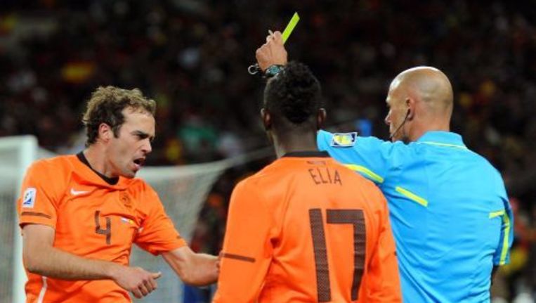 groet Posters Abstractie FIFA beboet Oranje voor gele kaarten | Het Parool