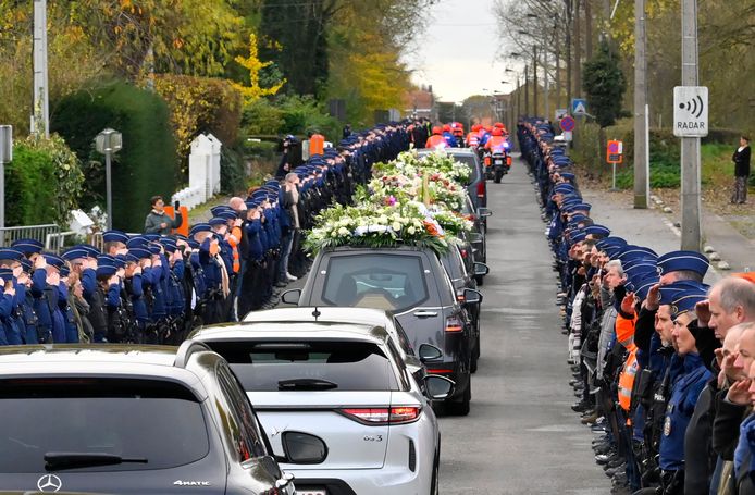 Indrukwekkend beeld van de begrafenis van de agent die omkwam bij de aanval van Yassine Mahi.