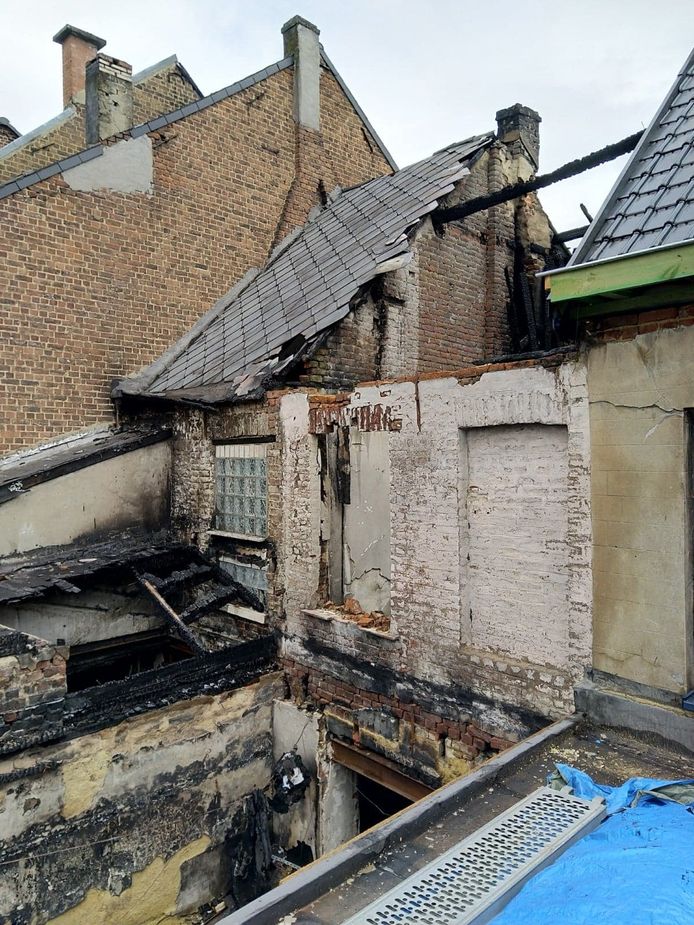 Twee woningen brandden volledig uit, een derde woning raakte zwaar beschadigd.