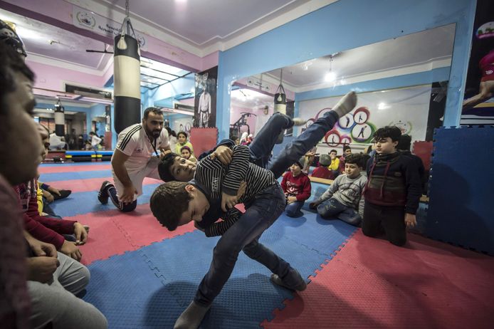 De Syrische vluchteling Amir al-Awad, is medeoprichter van de sportacademie in het Egyptische Alexandrië, waar jonge leerlingen van diverse pluimage onder zijn toezicht  kunnen trainen. Foto Khaled Desouki