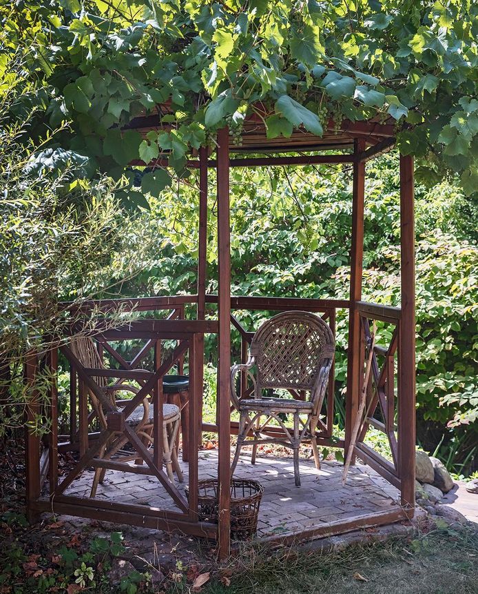 Ronde vormen, natuurlijke en gevlochten materialen. Dat zijn enkele trends voor het tuinterras.