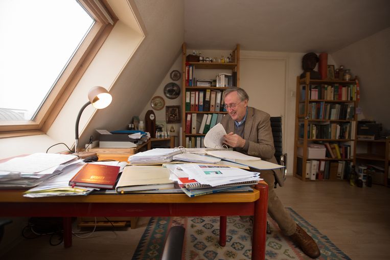 Henk-Maarten Laane bladert in zijn werkkamer in Muiden door het dossier van de butlermoord. Hij weet zeker dat Dick van L. ten onrechte is veroordeeld voor de moord. Beeld Maartje Geels