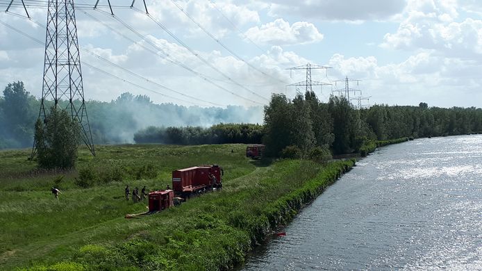 De bosbrand in Lelystad, rechts de Lage Vaart.