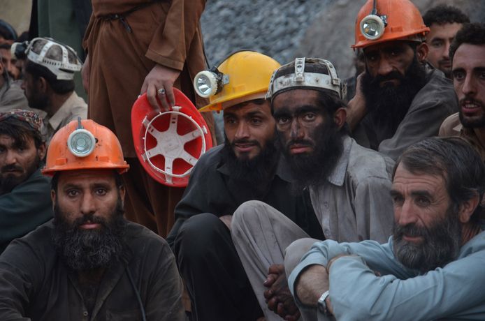 Mijnwerkers wachten op de resultaten van de reddingsactie nadat een explosie een mijn deed instorten in Quetta, Pakistan.