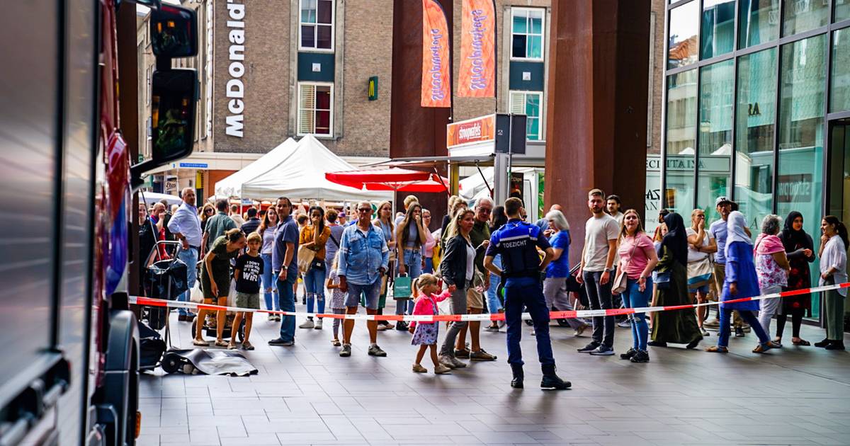 Piazza tijdelijk ontruimd vanwege kleine brand, inzet hulpdiensten trekt veel bekijks.