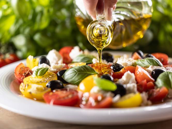 Nieuw verband tussen olijfolie en dementie ontdekt: “Al 14% minder kans als je 5 gram mayonaise vervangt door olie”