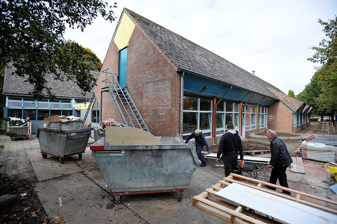 Werkzaamheden aan het dak van basisschool  Darwin (2012).
