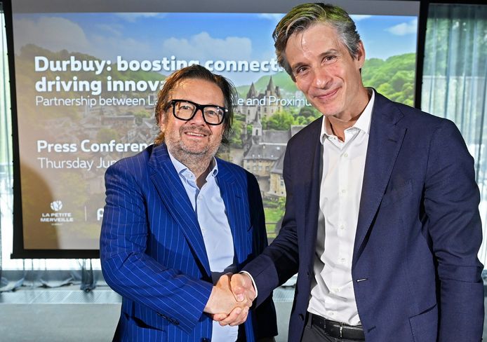 Marc Coucke en Proximus-CEO Guillaume Boutin beklinken de unieke partnership voor de uitrol van 5G in Durbuy met een handdruk