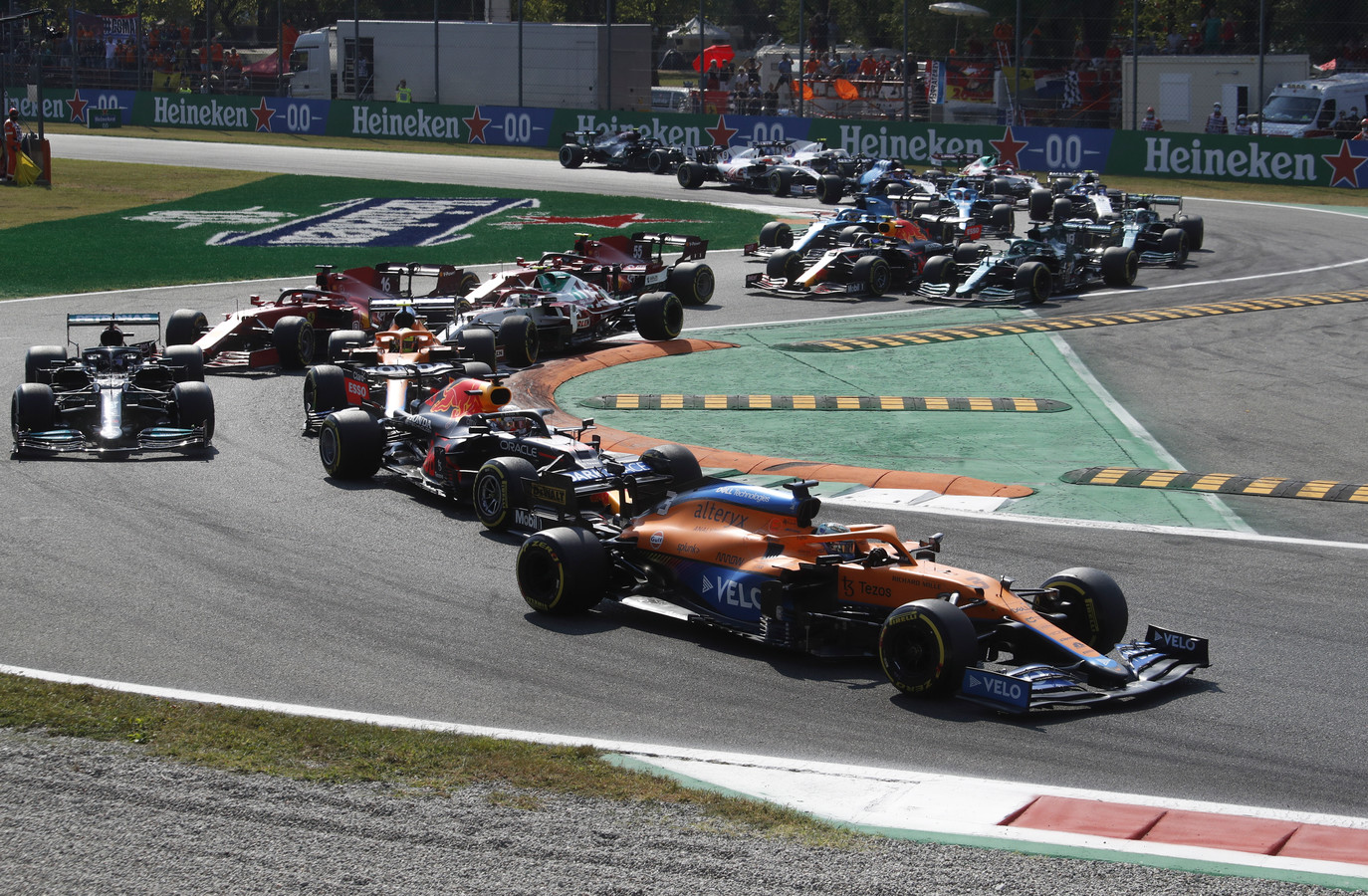 Een beeld uit de race van afgelopen weekeinde, waar Daniel Ricciardo uiteindelijk de Grand Prix van Italië won.