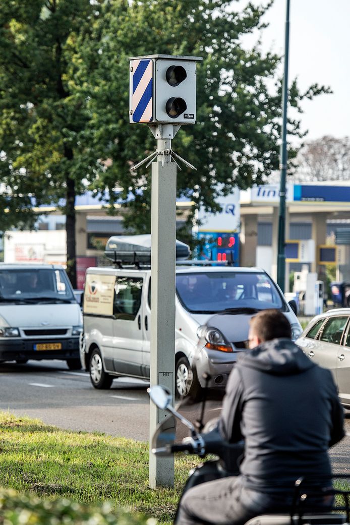 Flitspaal bij kruising Terheijdenseweg-Crogtdijk