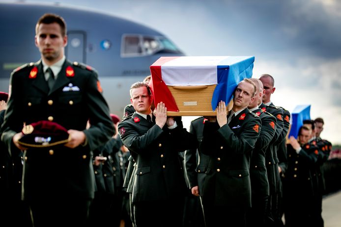 Militairen dragen de kisten met daarin de lichamen van de omgekomen 29-jarige sergeant der 1e klasse Henry Hoving en de 24-jarige korporaal Kevin Roggeveld op vliegbasis Eindhoven.