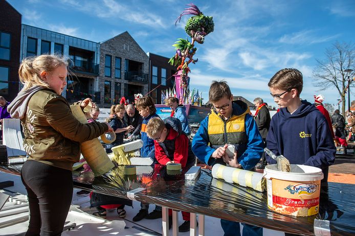 Bouwploeg HIK leert kinderen op de markt carnavalswagen bouwen.