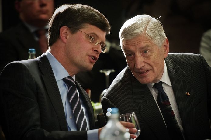 Onderonsje tussen twee oud-premiers Jan Peter Balkenende en Dries van Agt.