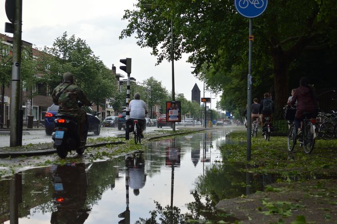 Het fietspad op de Amsterdamsestraatweg staat blank.
