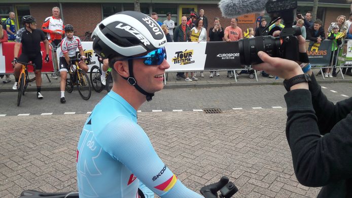 Ongemakkelijk lachend staat Josse Wester voor de start van de Ronde van Hank het eigen YouTube-kanaal van Tour de Tietema nog even te woord. 'Het voelt alsof ik met een rode lap op mijn rug ga rijden.’