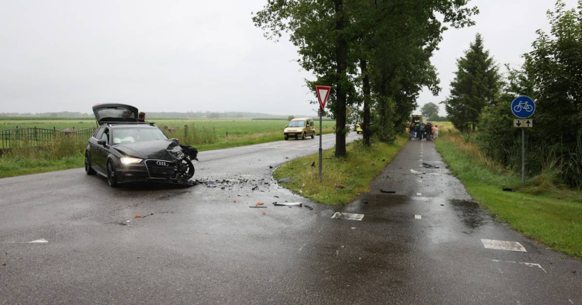 Ernstig ongeluk in Stegeren: motorrijder belandt tientallen meters verderop in sloot na aanrijding.