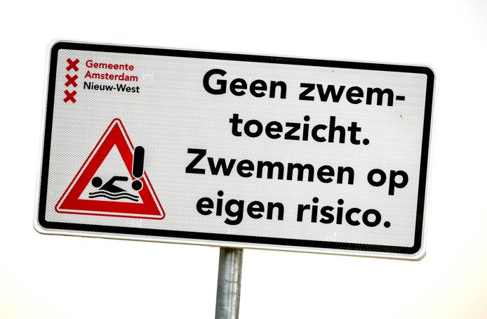 Een voorbeeld van waarschuwingsbord  dat geplaatst is na de verdrinking van een meisje in de Sloterplas in Amsterdam.