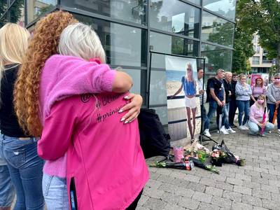 150 man herdenkt verongelukte Kelly (30) tijdens wandeling in Hasselt: “Opkomst bewijst dat mensen haar nog niet zijn vergeten”