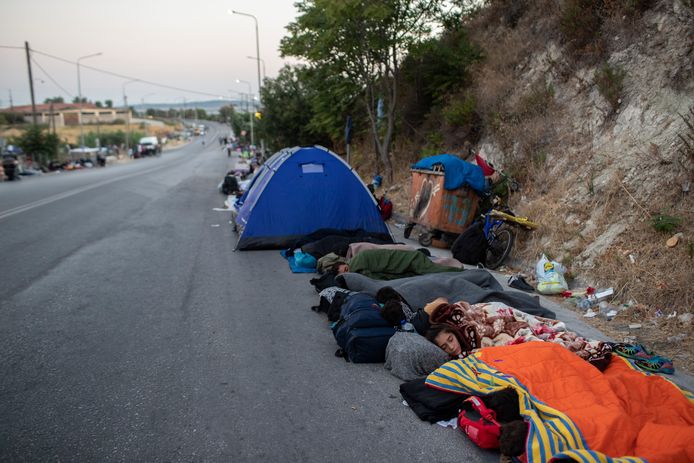 Duizenden migranten moeten nu zien te overleven op straat.