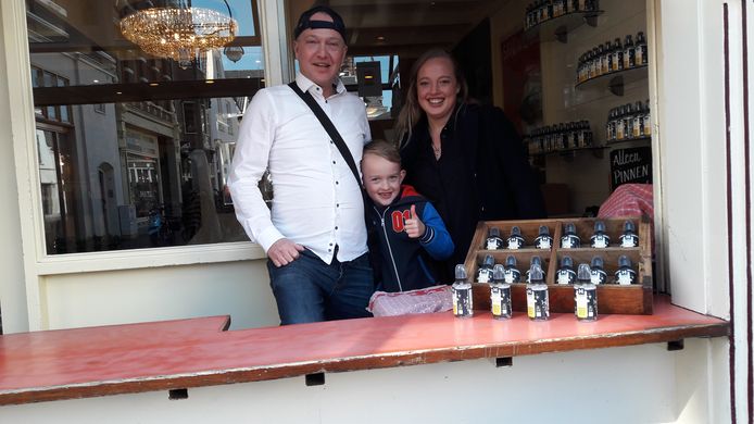 Mike Post, Jess Plaschek en huur zoon Mees achter het 'stroopwafeloket' van De Lunchclub. Rechts de uitstalling van desinfectiespray als alternatieve handel tijdens de coronacrisis,