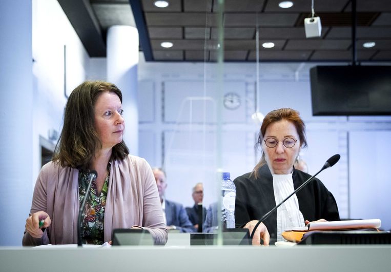 Geesje Rotgers (AgriFacts) en advocaat  Marjan Peters voor aanvang van het kort geding over de veevoermaatregelen waarmee het ministerie van Landbouw, Natuur en Voedselkwaliteit (LNV) de stikstofuitstoot terug wil dringen.  Beeld ANP