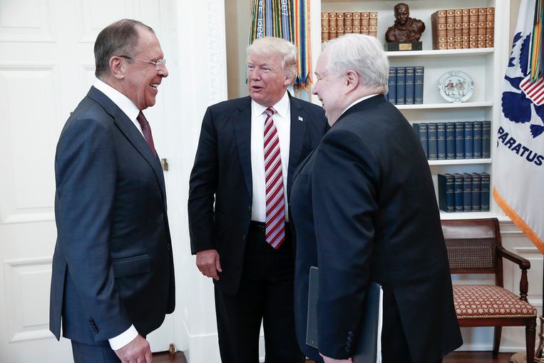 De Russische minister van buitenlandse zaken Sergej Lavrov (l), Donald Trump en de Russische ex-ambassadeur in Washington Sergej Kisjlak (r) tijdens een ontmoeting in het Witte Huis in mei 2017.  Beeld AFP