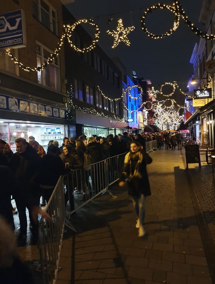 De rij om aan kaarten te komen staat even voor aanvang van de verkoop, van de Venise Bar tot voorbij de Korte Brugstraat.