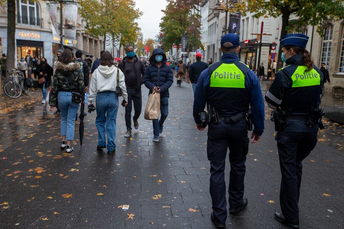 België voert grenscontroles in, winkels mogen onder strenge voorwaarden weer open Coronavirus | bndestem.nl