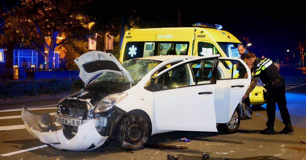 Auto zwaar gehavend na botsing op Koningsweg in Den Bosch, bestuurder aangehouden.