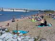 Tientallen genieten van de zon op één van de Waalstrandjes in Nijmegen.