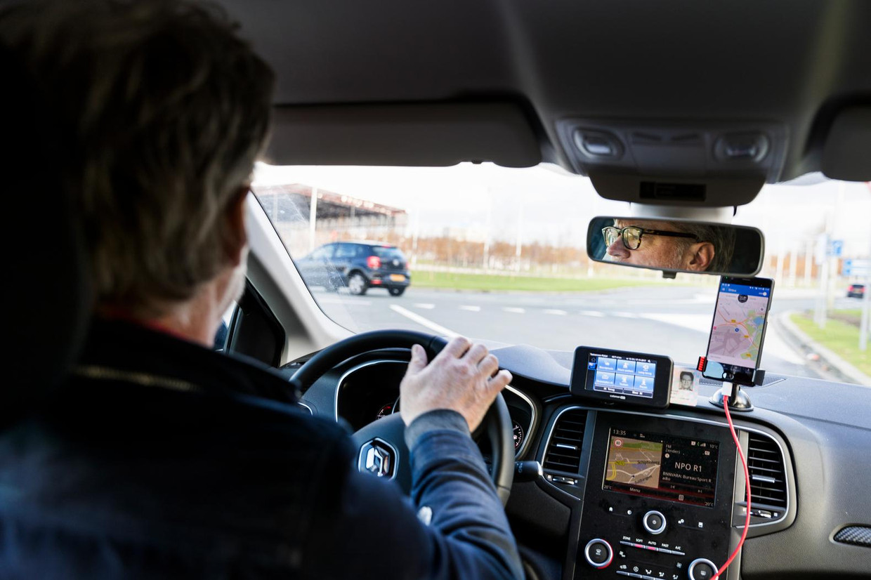 Jeroen van Bergeijk sebagai pengemudi Uber.  Gambar Jiri Buller