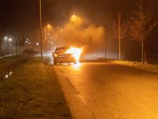 Tweede keer in 48 uur tijd: auto in Deventer vat ’s nachts spontaan vlam tijdens het rijden