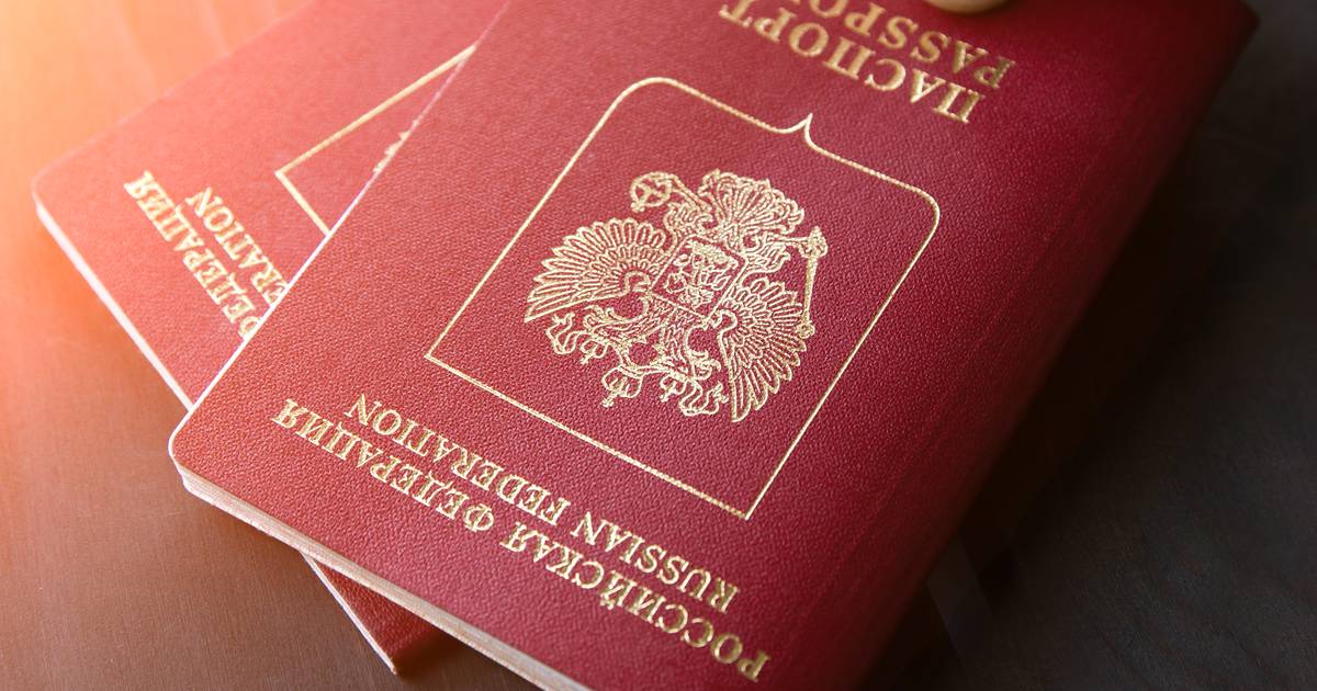 Российские военные передают российские паспорта на юге Украины |  За рубежом