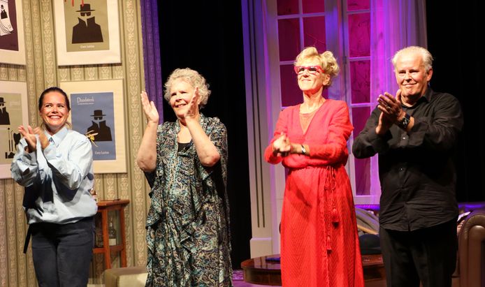 De vier acteurs in het stuk Enkele Reis (van het Middelburgs theater) krijgen na afloop van de première een hartstochtelijk applaus.