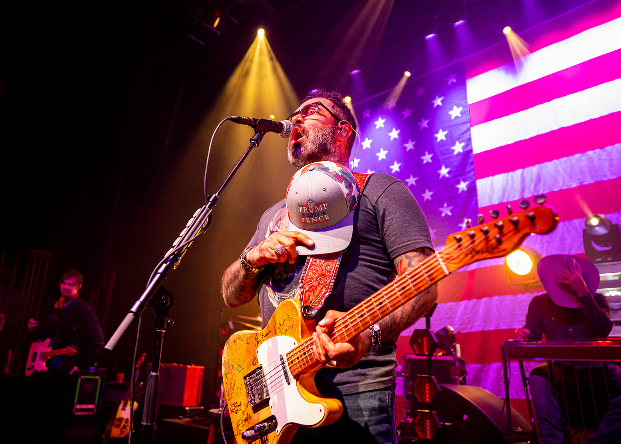 Aaron Lewis tijdens een optreden Beeld Getty Images