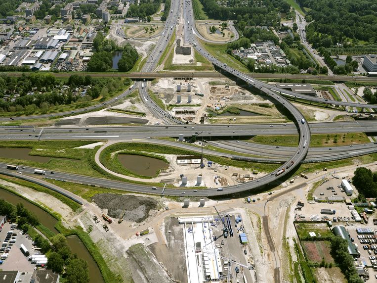 Luchtopname van de werkzaamheden tussen de A13 en de A20 bij Rotterdam The Hague Airport. Beeld ANP