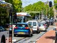 Drukte op de Geestbrugweg in Rijswijk.