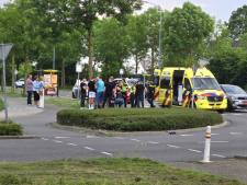 Voetballers vallen van open wagen bij kampioensfeest, maar kunnen na check in ziekenhuis naar de feestzaal: ‘Schrik zat er goed in’