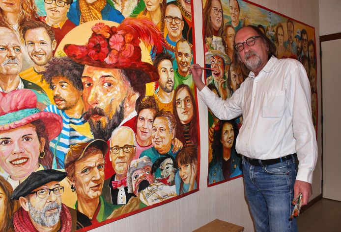 Max Van Dingenen bij de twee replica's dat hij geschilderd heeft. Er komt nog een derde bij.