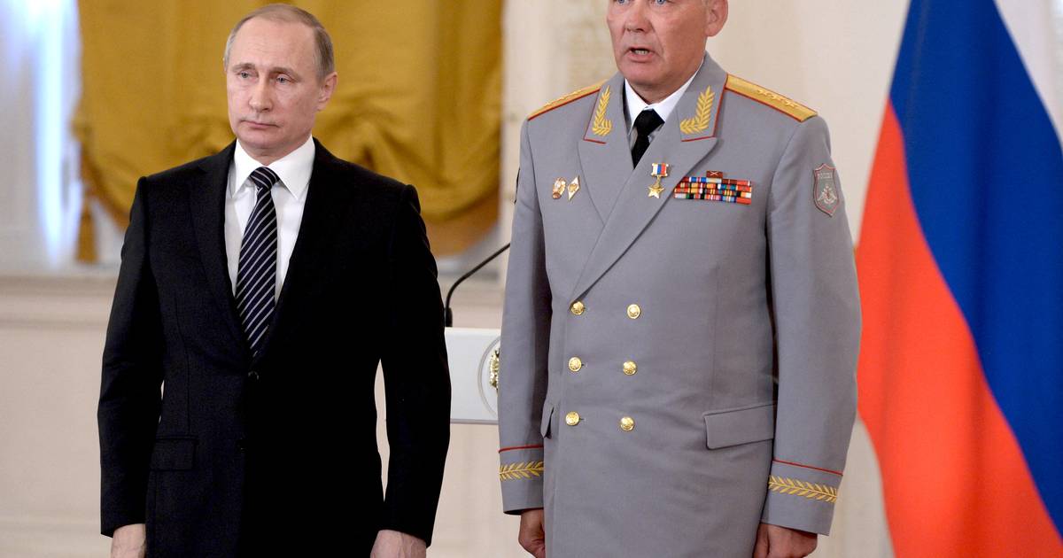 Un generale e l'”Eroe della Russia” che hanno dovuto consegnare la Coppa di Putin nel Donbass non li vedevano da due settimane |  Guerra tra Ucraina e Russia