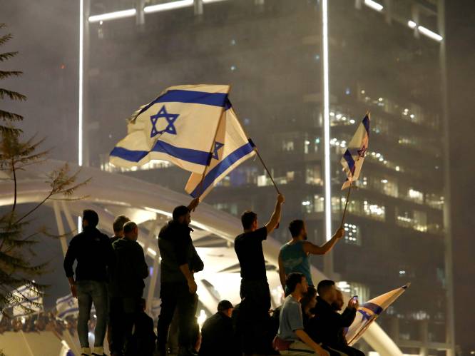 Chaos en protesten in Israël na ontslag defensieminister: Netanyahu roept volk op zich “verantwoordelijk te gedragen”