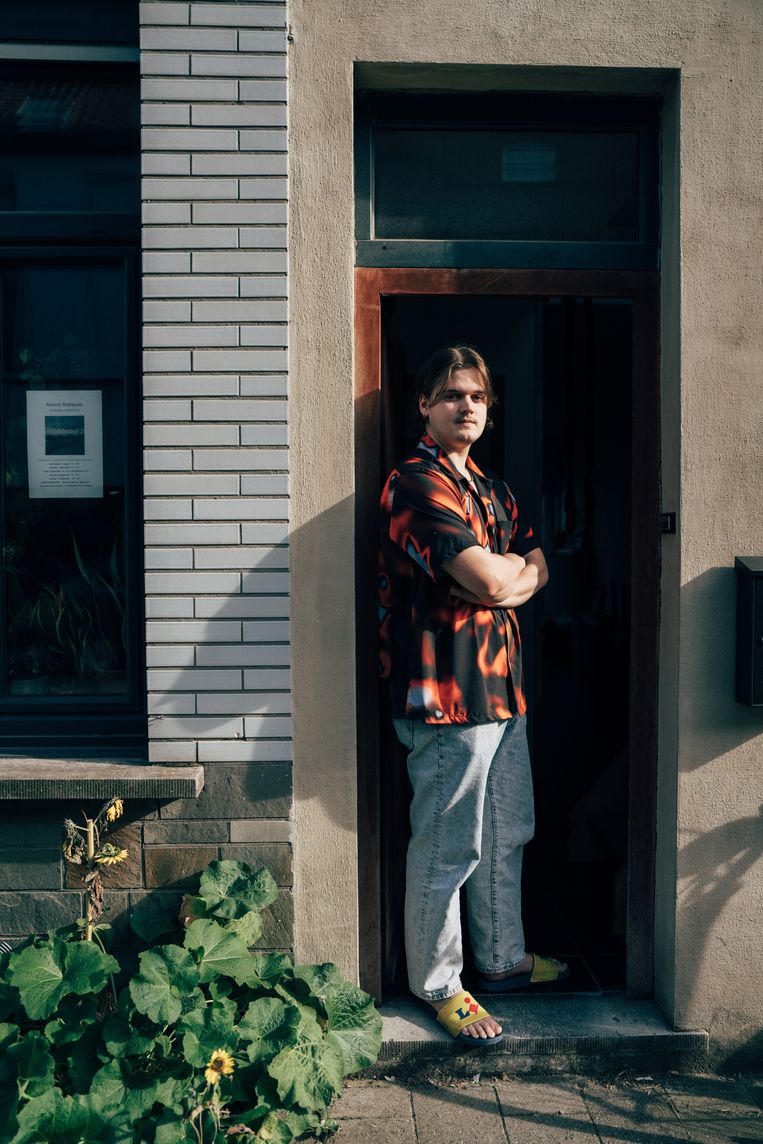 Michiel: 'Mijn kotbaas schuift de slechte staat van mijn kot op mij af: het vocht in de muren is zogezegd mijn schuld, dus ik moet opdraaien voor de kosten.' Beeld Anton Coene