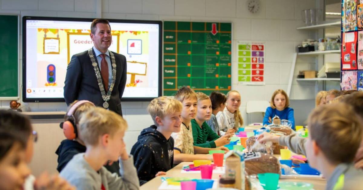 Scholieren uit Delfgauw ontbijten samen met burgemeester Björn Lugthart