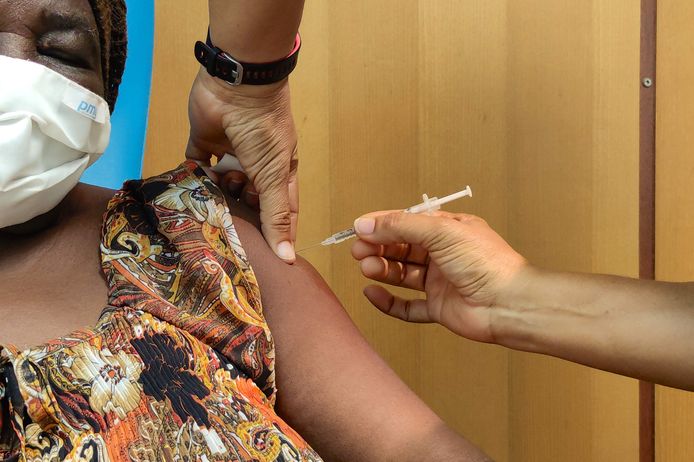 Une habitante reçoit une dose du vaccin Pfizer-BioNTech contre le coronavirus Covid-19 dans un centre de vaccination à Pointe-a-Pitre, sur l'archipel français de la Guadeloupe dans les Caraïbes, le 6 août 2021.