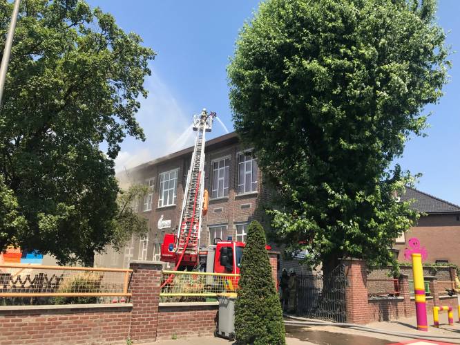 Zware brand in kleuterschool in Lanaken raakt stilaan onder controle: “Gebouw gaat dit schooljaar niet meer open”