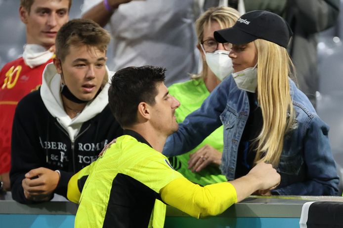 Thibaut Courtois ging na de wedstrijd troost zoeken bij vriendin Mishel Gerzig.